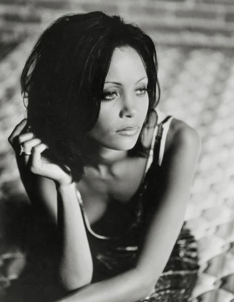 W "Klinczu" (1997) Thandie Newton zagrała woklistkę nowojorskiego zespołu, dziewczynę basisty granego przez Tima Rotha, która podczas jednej z szalonych nocy przedawkowuje narkotyki i zapada w śpiączkę.