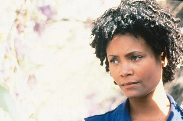W "Rzymskiej opowieści" (1998) Bernardo Bertolucciego Thandie Newton zagrała pełną determinacji młodą Afrykankę, która zarabia na studia medyczne w Rzymie sprzątając dom angielskiego pianisty - Kinskiego (Dawid Thewlis).