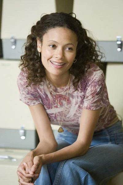 W dramacie "W pogoni za szczęściem" (2007) Thandie Newton zagrała żonę głównego bohatera (Will Smith), która ugina się pod ciężarem finansowych trudności i porzuca męża oraz ich wspólne dziecko (Jaden Smith). "Kiedy zobaczyliśmy ją w 'Mieście gniewu', wszyscy doszliśmy do wniosku, że to właśnie Thandie będzie w stanie wyrazić dylemat Lindy w sposób, w jaki innym aktorkom mogłoby się nie udać" - argumentował producent filmu, Todd Black.