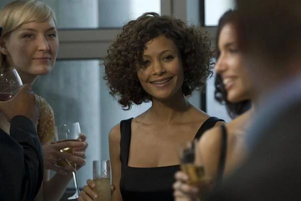 W filmie "Gazu mięczaku, gazu" (2007) Thandie Newton zagrała Libby, porzuconą 5 lat wcześniej przez narzeczonego  (Simon Pegg) na ślubnym kobiercu. Teraz jej niedoszły mąż postanawia ponownie powalczyć o jej względy, biorąc udział w maratonie.