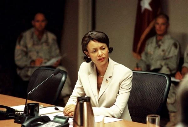 W filmie Olivera Stone'a "W." (2008) Newton zagrała amerykańską sekretarz stanu Condoleezzę Rice. "Szczerze mówiąc, nie mogę przypomnieć sobie żadnej postaci, jaką kiedykolwiek grałam, która byłaby tak odmienna ode mnie" - wspomina aktorka.