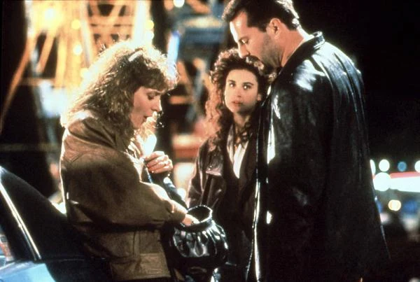 W "Motywach zbrodni" (1991) Moore zagrała ze swoim ówczesnym mężem, Bruce'em Willisem. Thriller psychologiczny Alana Rudolpha opowiadał o dwóch przyjaciółkach wciągniętych w pajęczynę przemocy i zdrady.