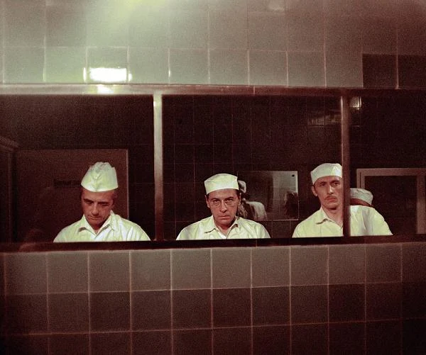 Gdyby żył, w sobotę, 10 listopada, obchodziłby 85. urodziny. Edmund Fetting (na zdjęciu z filmu "Zazdrośc i medycyna" - w środku) był nie tylko wspaniałym aktorem, lecz również wykonawcą niezapomnianych filmowych ballad- "Nim wstanie dzień" i 'Deszcze niespokojne".