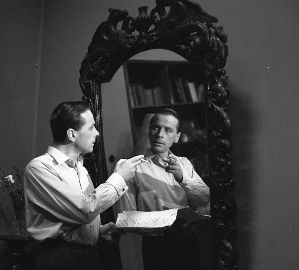 Niemal od początku istnienia telewizji blisko z nią współpracował. Zagrał prawie w stu spektaklach poniedziałkowego Teatru Telewizji, Teatru Prozy, a także w Teatrze Sensacji i Teatrze "Kobra". Współpracował również ze Studiem Opracowań Filmów w Warszawie, gdzie na potrzeby kinematografii i telewizji stworzył kilka wybitnych kreacji w dubbingu, m.in. w "Dwunastu gniewnych ludziach" Lumeta. Był także lektorem czytającym komentarze do filmów dokumentalnych. (na zdjęciu - w filmie "Głos ma prokurator")