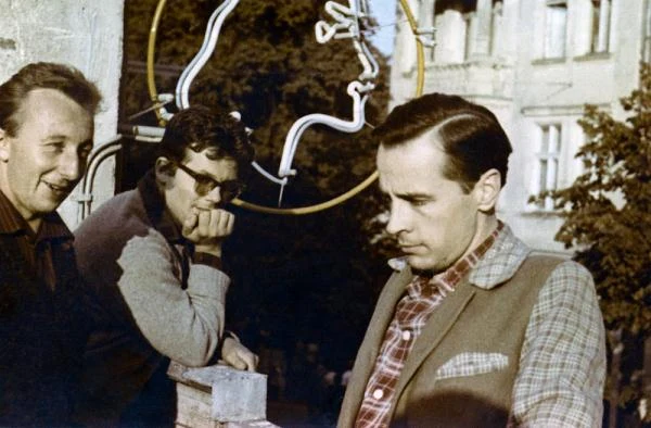 Od 1957 roku Fetting występował w gdańskim Teatrze Wybrzeże (na zdjęciu z Bogumiłem Kobielą i zbigniewem Cybulskim), gdzie w przedstawieniach reżyserowanych przez A. Wajdę, J. Golińskiego i Z. Hübnera stworzył swoje najwybitniejsze kreacje.