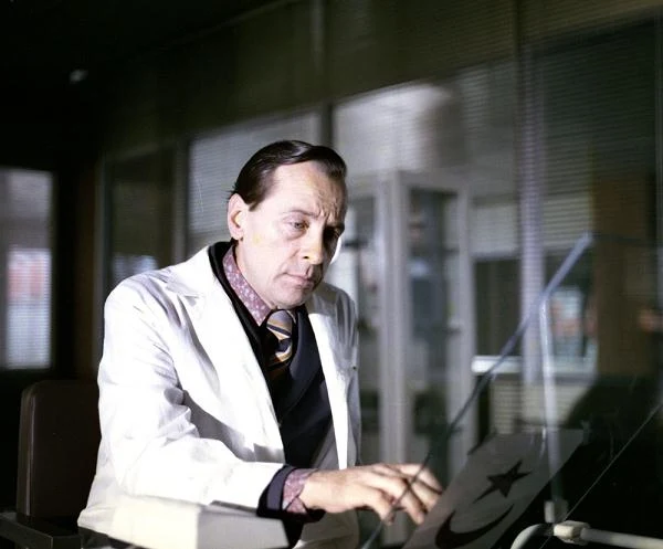 Dysponował szerokim wachlarzem środków artystycznych. Z powodzeniem grywał zarówno postaci pełne liryzmu, ciepła, szlachetności, jak i skrajnie negatywne, chłodne i cyniczne, które jednak mimo wszystko zachowały pewną dozę wdzięku. Charakterystyczny, lekko ironiczny uśmieszek dystansowały go od otoczenia i odtwarzanej postaci. Warunki fizyczne, wygląd zewnętrzny, elegancja spowodowały, że chętnie obsadzano go w rolach inteligentów, wojskowych, arystokratów, dyplomatów, uczonych, lekarzy i duchownych (na zdjęciu - w filmie "Głosy").