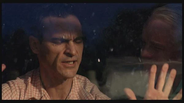 Philip Seymour Hofman i Joaquin Phoenix w filmie "Mistrz"