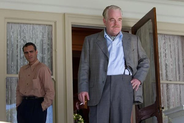 Philip Seymour Hofman i Joaquin Phoenix w filmie "Mistrz"