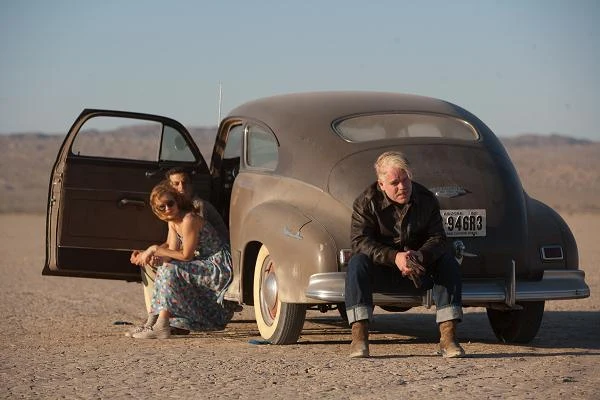 Amy Adams i Philip Seymour Hofman w filmie "Mistrz"