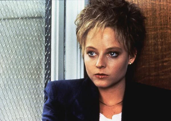 Przełomem w "dorosłej" karierze aktorki okazała się kreacja w dramacie "Oskarżeni" (1988) Jonathana Kaplana. Wcieliła się w nim w rolę ofiary zbiorowego gwałtu, która walczy o sądowe ukaranie winnych. Za występ w tym filmie Foster nagrodzono Oscarem i Złotym Globem.