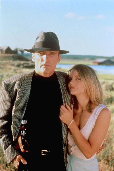 Z Dennisem Hopperem w wyreżyserowanym przez niego thrillerze "Zlecenie" (1990).