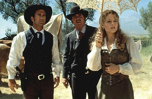 Jedna z jej najzabawniejszych kreacji. W komediowym westernie "Maverick" (1993) stworzyła niezwykłe trio z Melem Gibsonem i Jamesem Garnerem.