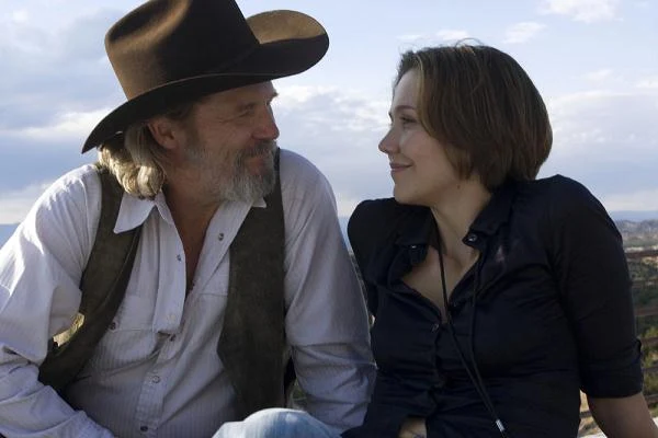 Za rolę dziennikarki, która zakochuje się w borykającym się z alkoholizmem gwiazdorze country (Jeff Bridges) Gyllenhaal otrzymała pierwszą w karierze nominację do Oscara. To jej słynny partner w filmie "Szalone serce" wskazał producentom jej postać jako idealną do zagrania u jego boku.