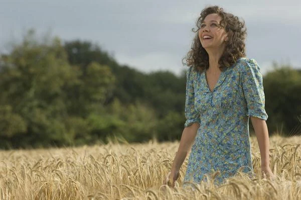 Rola w komedii "Niania i wielkie bum" wymagała od Maggie Gyllenhaal opanowania brytyjskiego akcentu. Nie pomógł jej na pewno partnerujący jej na ekranie urodzony w Walii Rhys Ifans.