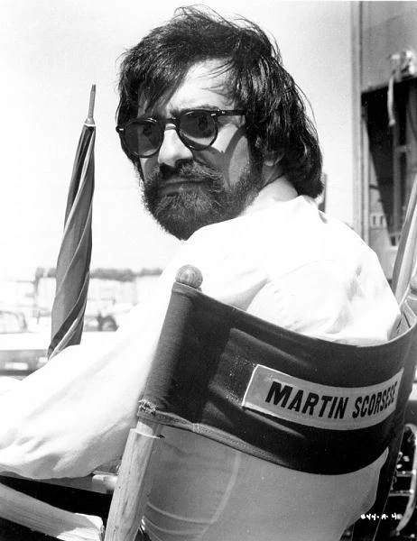 Zaraz, zaraz, czy to aby na pewno Martin Scorsese? Nie ma mowy o pomyłce, twórca "Wściekłego byka" tak właśnie wyglądał w 1973 roku - na planie swego przełomowego obrazu "Ulice nędzy". Z okazji przypadających 17 listopada 70. urodzin Martina Scorsese przypominamy nieznane fakty z jego życiorysu. <a href="http://film.interia.pl/gwiazdy/gwiazda/martin-scorsese/news/martin-scorsese-kinofil,1857486,4615" target="_blank">Więcej o Martinie Scorsese - czytaj!</a>
