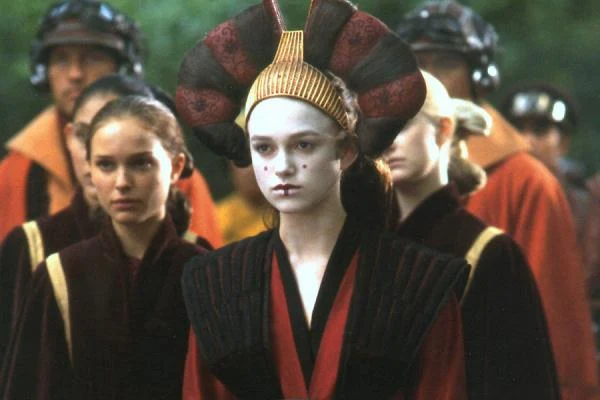 Pierwszą znaczącą kreację Keira otrzymała ze względu na swoje fizyczne podobieństwo do Natalie Portman. To właśnie ono (podobno Knightley i Portman w pełnym makijażu były nie do odróżnienia nawet dla swoich matek) zdecydowało o tym, że w superprodukcji George'a Lucasa "Gwiezdne wojny: Część I - Mroczne widmo" (1999) zagrała Sabé, służkę granej przez gwiazdę "Leona zawodowca" Amidali.