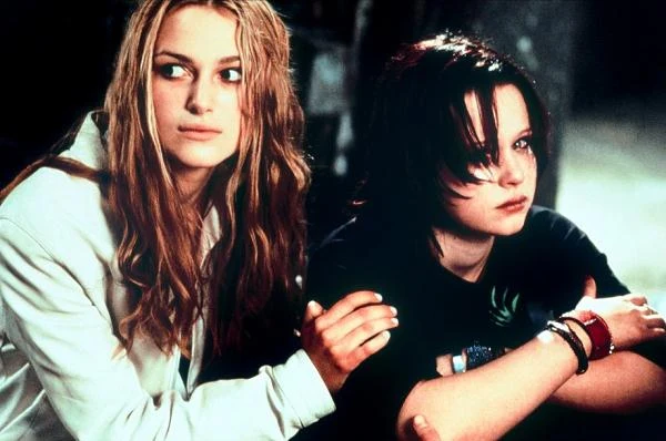 Ze znaną z "American Beauty" Thorą Birch w thrillerze "Bunkier" (2001).