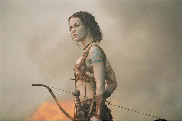 W batalistycznym "Królu Arturze" (2004) zagrała wojowniczą Ginewrę.