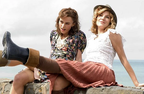 Z Sienną Miller w biograficznym melodramacie wojennym "The Edge of Love" (2008).