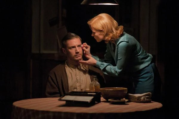 Tom Hardy i Jessica Chastain w scenie z filmu "Gangster"