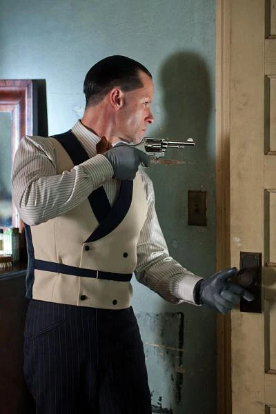 Guy Pearce w scenie z filmu "Gangster"