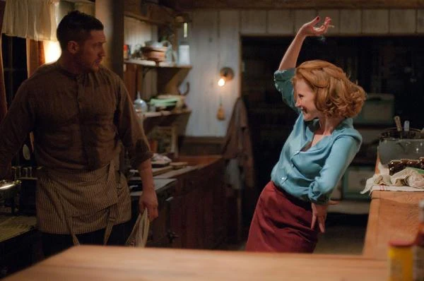 Tom Hardy i Jessica Chastain w scenie z filmu "Gangster"