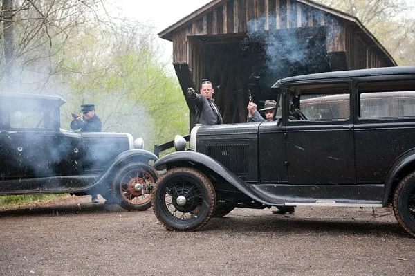 Guy Pearce w scenie z filmu "Gangster"