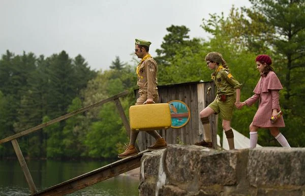 Jason Schwartzman, Jared Gilman i Kara Hayward w scenie z filmu "Kochankowie z Księżyca. Moonrise Kingdom Jason Schwartzman, Jared Gilman i Kara Hayward w scenie z filmu "Kochankowie z Księżyca. Moonrise Kingdom