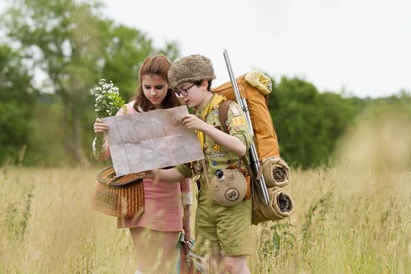 Kara Hayward i Jared Gilman w scenie z filmu "Kochankowie z Księżyca. Moonrise Kingdom Kara Hayward i Jared Gilman w scenie z filmu "Kochankowie z Księżyca. Moonrise Kingdom