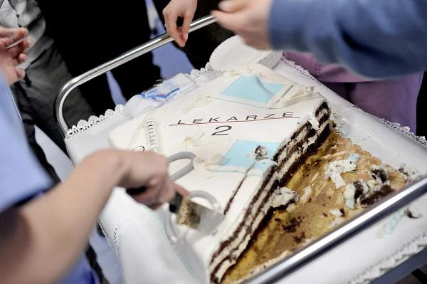 W trakcie kręcenie finałowej sceny, wieńczącej następną transzę, na planie pojawił się okazały i pyszny tort.