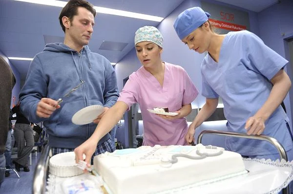 "Poza tym, że jest tort i wzniosła atmosfera, bo dziś ostatni dzień zdjęciowy, to kręcimy też scenę ze mną w roli głównej. Będzie się z pewnością sporo działo, ale nie mogę zdradzić nic więcej" - mówi Wojciech Zieliński czyli serialowy dr Daniel Orda.