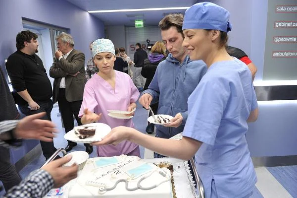 To właśnie Różczce, serialowej dr Alicji Szymańskiej, przypadł zaszczyt ukrojenia pierwszego kawałka tortu.