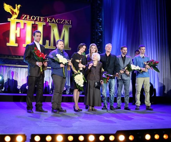 Film "Jesteś Bogiem" wybrany został przez czytelników miesięcznika "Film" najlepszym obrazem sezonu 2011/2012. Złota Kaczka powędrowała także do rąk scenarzysty Macieja Pisuka oraz odtwórcy głównej roli Marcina Kowalczyka.