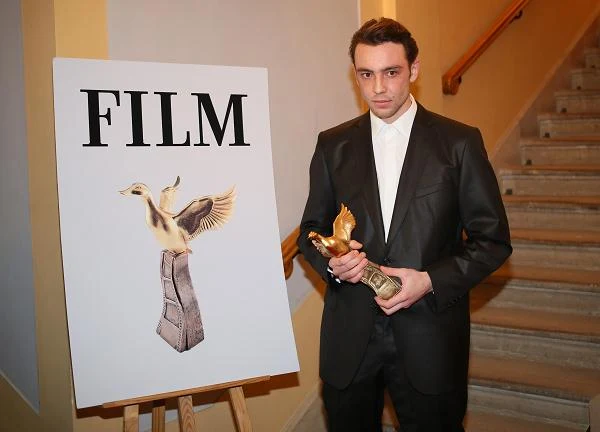 Statuetka dla najlepszego aktora powędrowała do rąk debiutanta Marcina Kowalczyka za rolę Magika w filmie "Jesteś Bogiem" Leszka Dawida. Młody aktor wygrał konkurencję z Robertem Więckiewiczem ("W ciemności" i Marcinem Dorocińskim ("Róża").