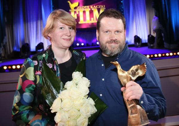 Złotą Kaczkę za najlepszy scenariusz odebrał Maciej Pisuk (na zdjęciu z żoną), autor "Jestem Bogiem". Laureat dziękując wszystkim, którzy umożliwili powstanie opowieści o zespole Paktofonika, przyznał również, że miesięcznik "Film" jest jedynym czasopismem, który kupuje bez zaglądania do spisu treści.