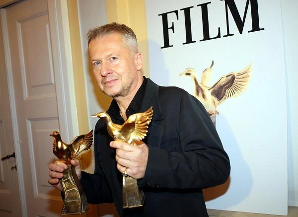 Podczas gali wręczenia Złotych Kaczek poznaliśmy również zwycięzców historycznej kategorii specjalnej. Najlepszym Aktorem Filmu Sensacyjnego wybrano Bogusława Lindę za rolę Franza Maurera w "Psach" Władysława Pasikowskiego. Laureat odbierając statuetkę przyznał, że konfrontacja z publicznością jest dla aktora tym samym, czym dla jego bohatera było "stawanie przed komisją wersyfikacyjną". - Czasy się zmieniają a wy, dzięki bogu, ciągle w komisji - zażartował Linda, który na uroczystość przybył w tych samych dżinsach i marynarce, jakie nosił w "Psach".