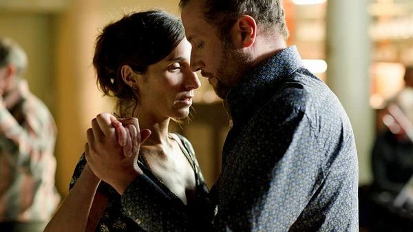 Anne Paulicevich i Francois Damiens w filmie "Tango libre"