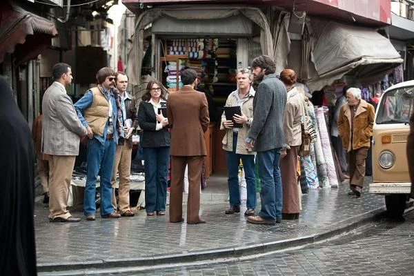 Rory Cochrane, Christopher Denham, Clea DuVal, lOmid Abtahi, Tate Donovan, Ben Affleck i Kerry Bishé w scenie z filmu "Operacja Argo"