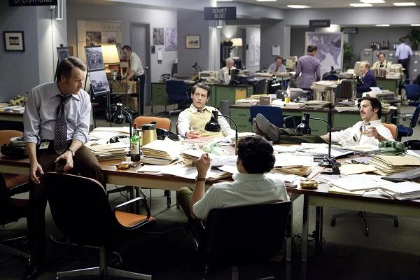 Bryan Cranston i Chris Messina w scenie z filmu "Operacja Argo"