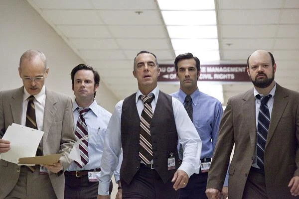 Željko Ivanek, Matt Nolan, Titus Welliver, J. R. Cacia i Victor McCay w scenie z filmu "Operacja Argo"
