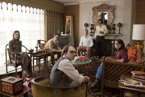 Kerry Bishé, Scoot McNairy, Christopher Denham, Tate Donovan, Rory Cochrane i Clea DuVall w scenie z filmu "Operacja Argo"