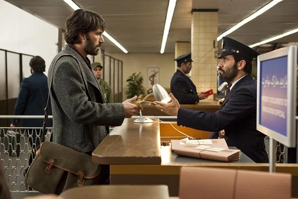 Ben Affleck w scenie z filmu "Operacja Argo"