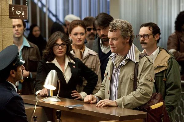 Christopher Denham, Clea DuVall, Kerry Bishé, Rory Cochrane, Ben Affleck,Tate Donovan i Scoot McNairy w scenie z filmu "Operacja Argo"