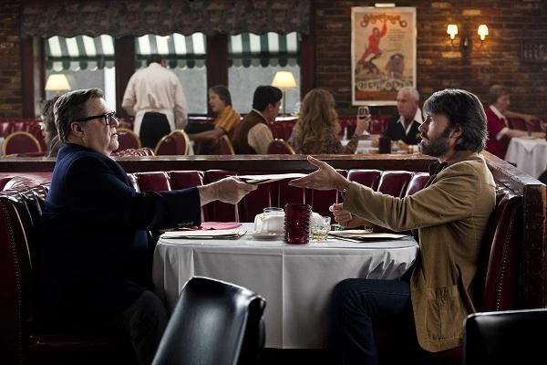 John Goodman i Ben Affleck w scenie z filmu "Operacja Argo"