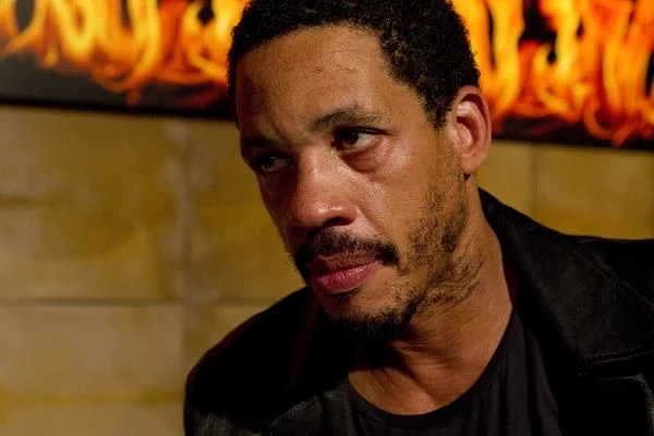 Joey Starr w scenie z filmu "Biała noc"