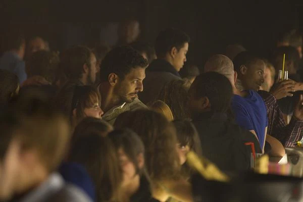Tomer Sisley w scenie z filmu "Biała noc
