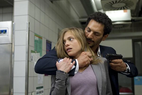 Lizzie Brocheré i Tomer Sisley w scenie z filmu "Biała noc