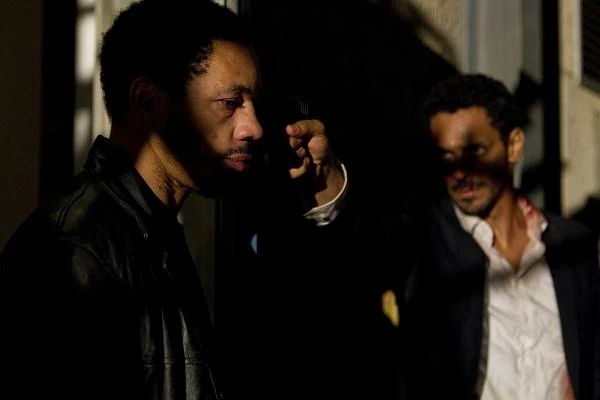 Joey Starr i Tomer Sisley w scenie z filmu "Biała noc"