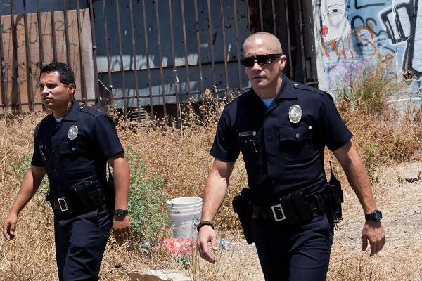 Michael Pena i Jake Gyllenhaal w scenie z filmu "Bogowie ulicy"