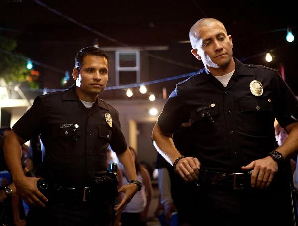Michael Pena i Jake Gyllenhaal w scenie z filmu "Bogowie ulicy"